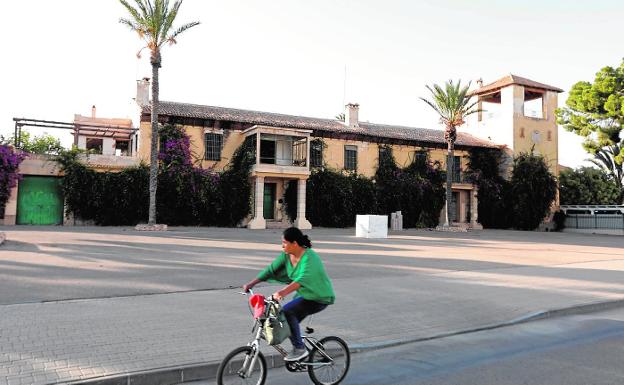 Fachada principal de la casona de Torre Aledo, que se convertirá en una residencia de mayores. / EDU BOTELLA